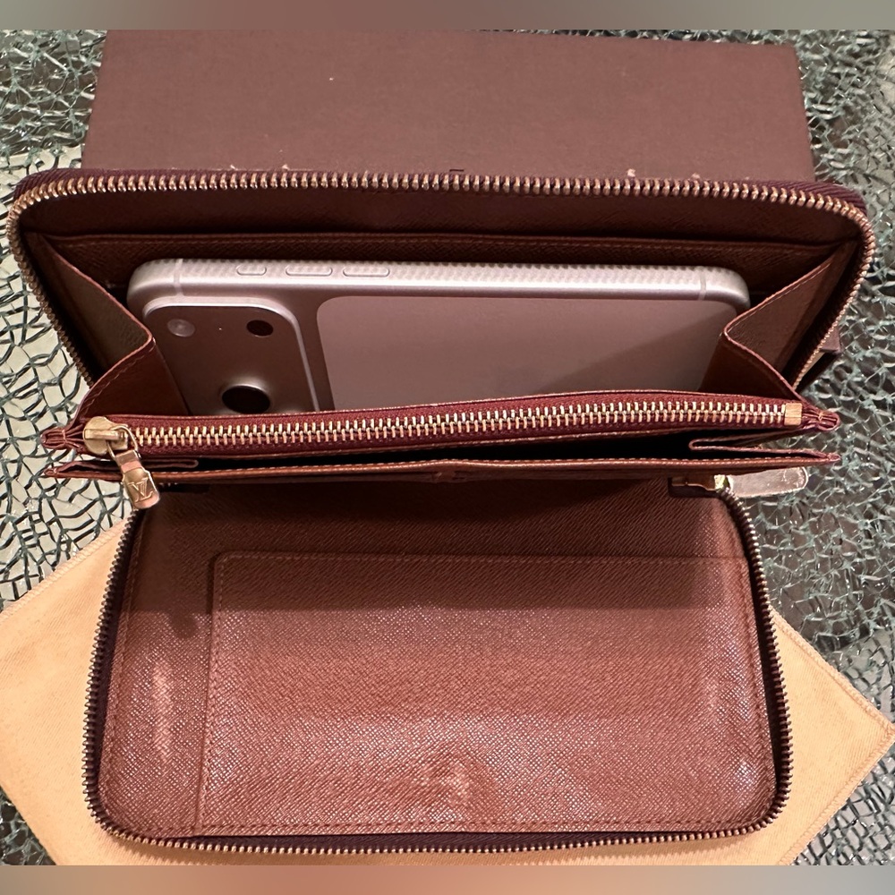 Full Inclusion Louis Vuitton Monogram Canvas Zippy Organizer Wallet. - Picture 14 of 15